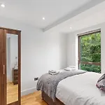 Modern Two Bedrooms Flat In Kingston Kt2, London