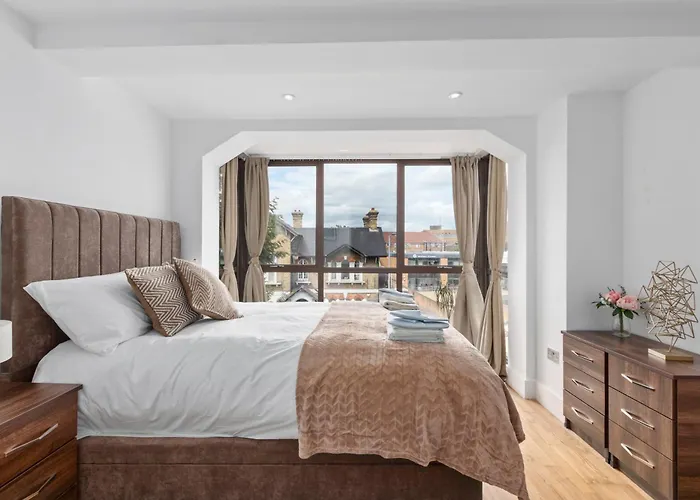 Modern Two Bedrooms Flat In Kingston Kt2, London