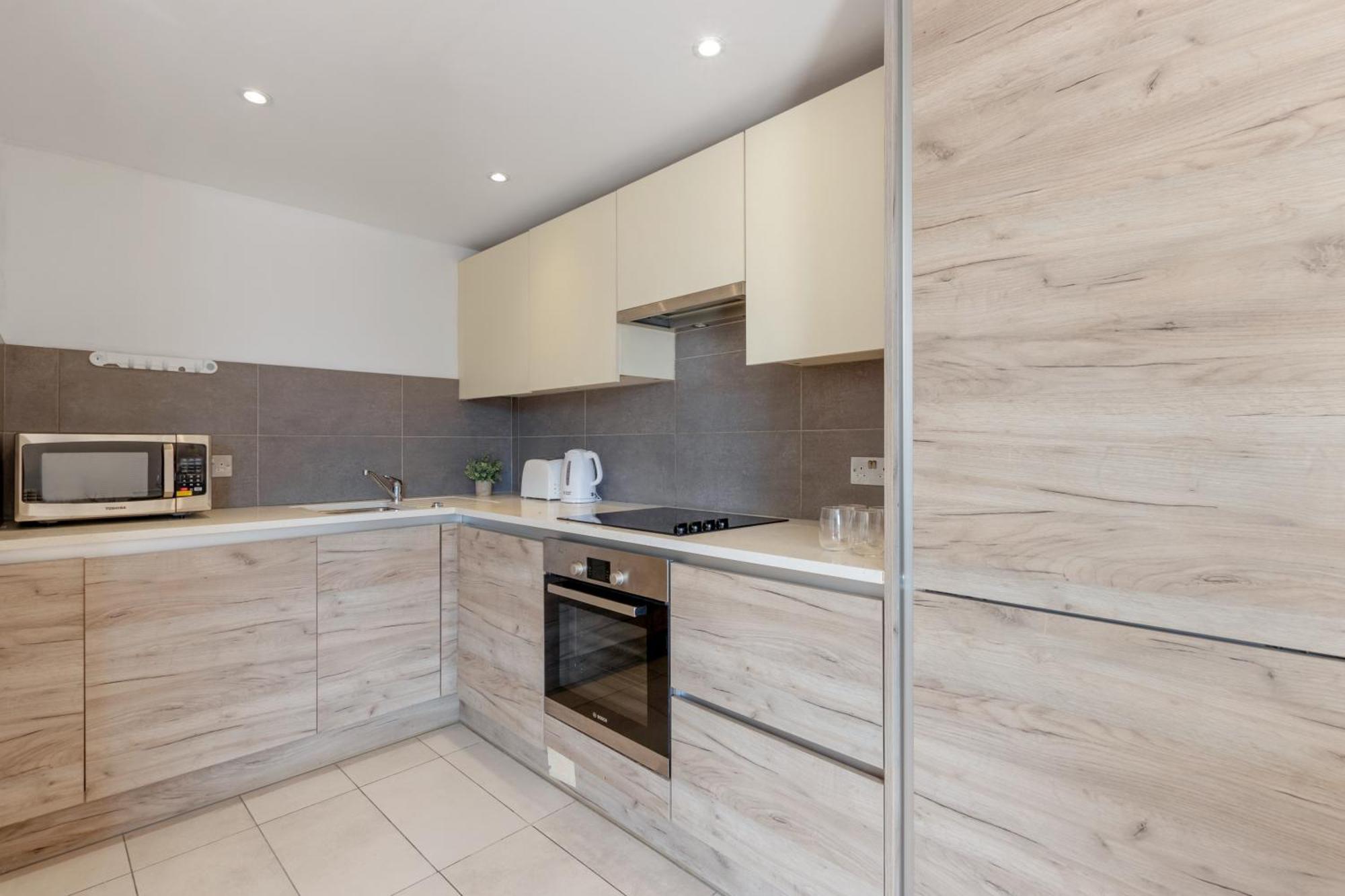 Apartment Modern Two Bedrooms Flat In Kingston Kt2, London *