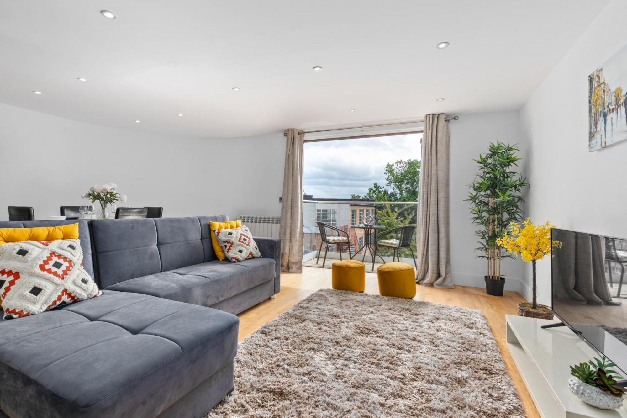 Modern Two Bedrooms Flat In Kingston Kt2, London Apartment