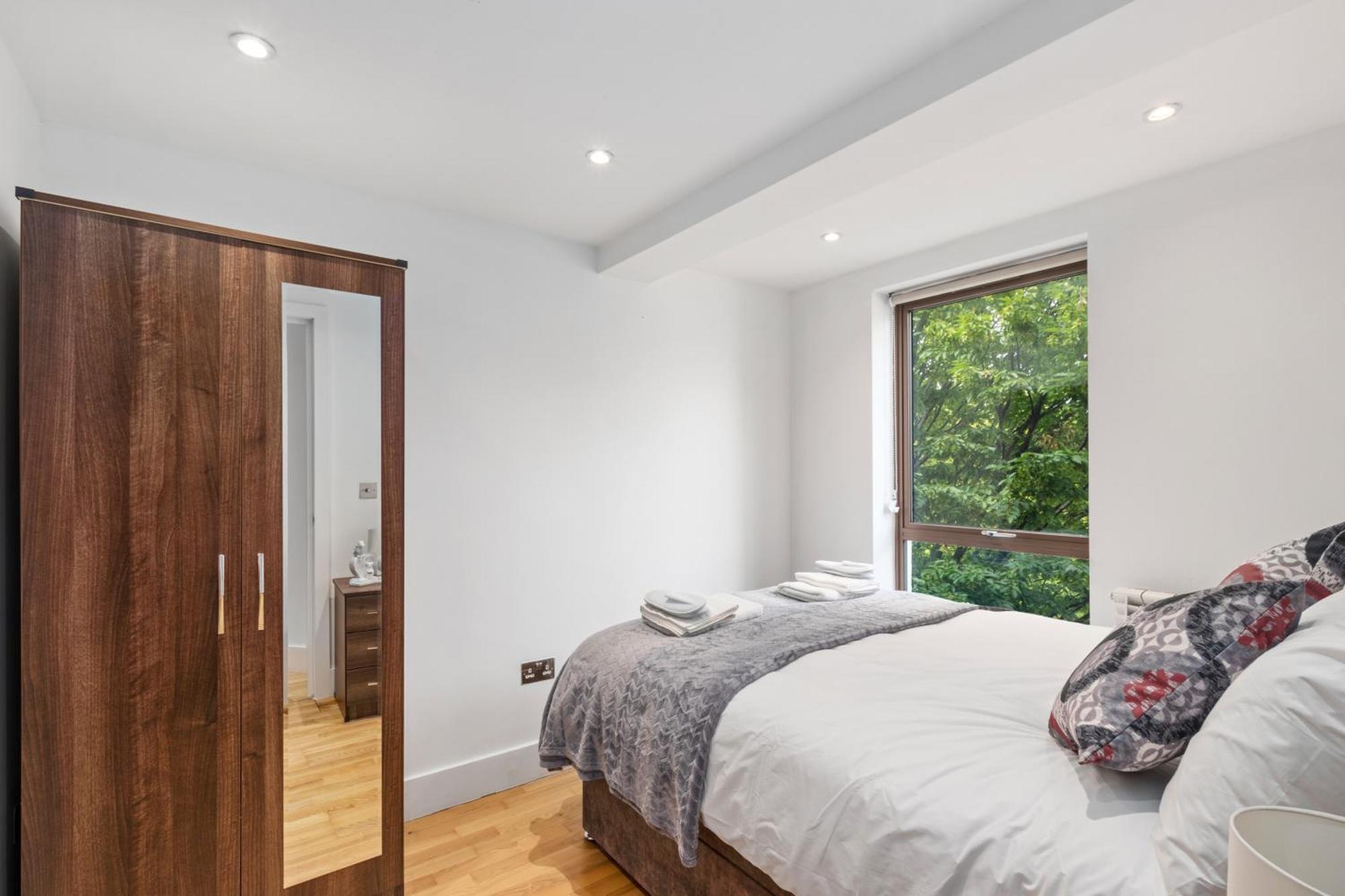 Modern Two Bedrooms Flat In Kingston Kt2, London Apartment *